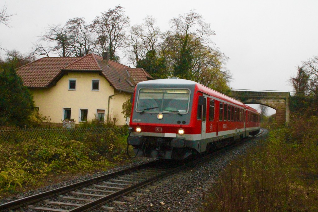 628 696 kurz vor dem Haltepunkt Gundersheim, aufgenommen am 21.11.2015.