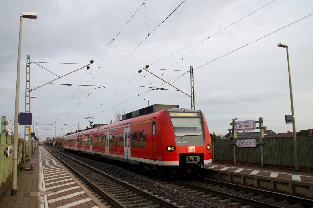 Auf dem gegengreis hält 425 264 am Haltepunkt Fürstadt, aufgenommen am 21.11.2015.