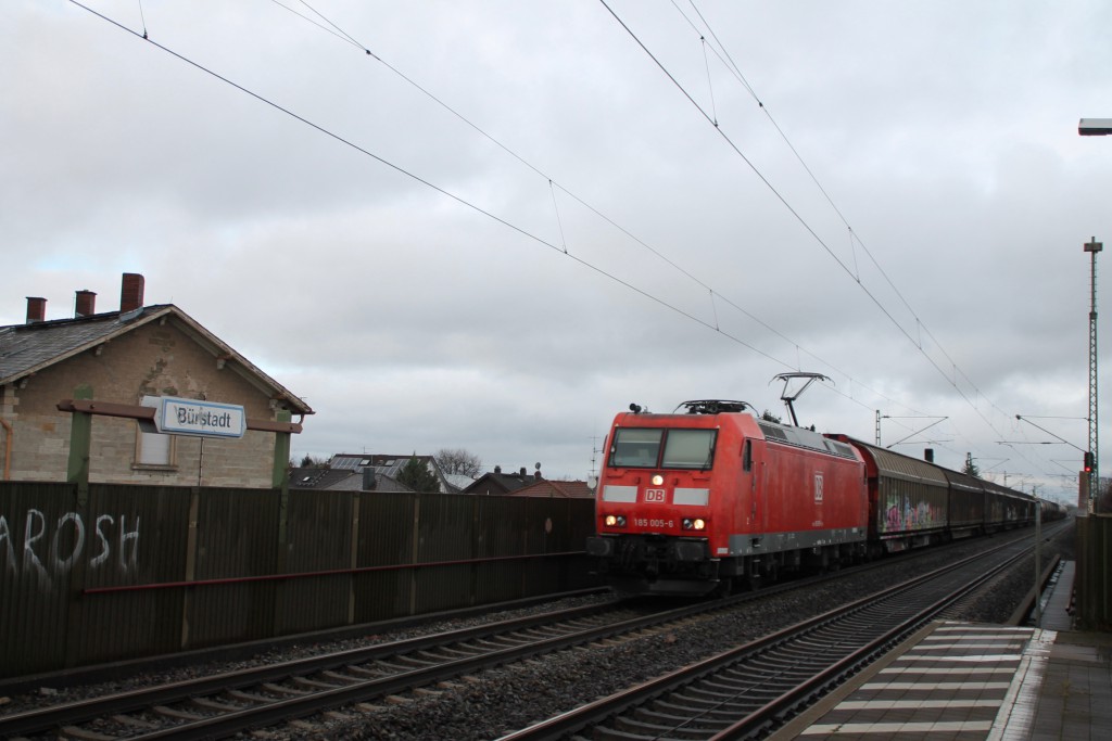 186 005 rauscht mit ihrem Güterzug durch den Haltepunkt Bürstadt auf der Reitbahn, aufgenommen am 21.11.2015.