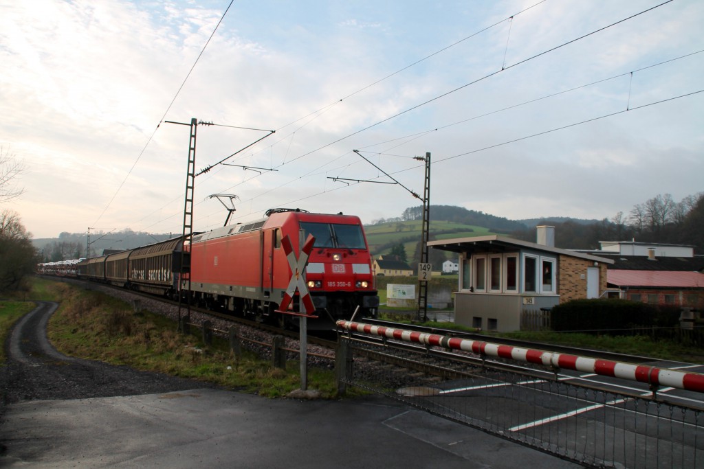 185 350 überquert den Bahnübergang des Posten 149 in Unterhaun, aufgenommen am 19.12.2015.