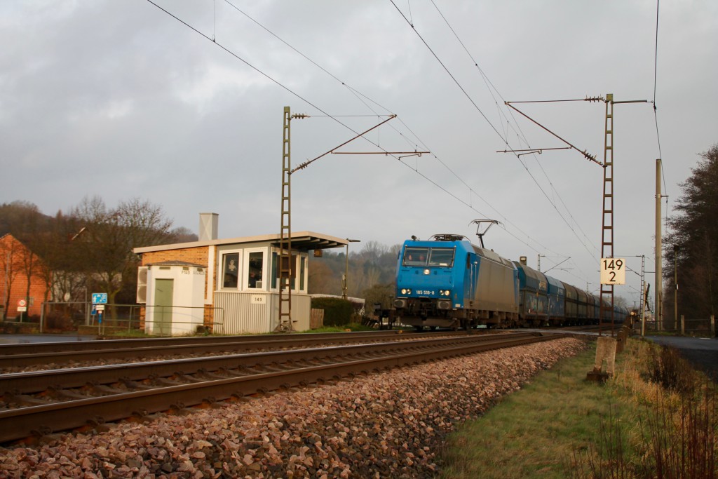 185 518 überquert den Bahnübergang des Posten 149 in Unterhaun, aufgenommen am 19.12.2015.