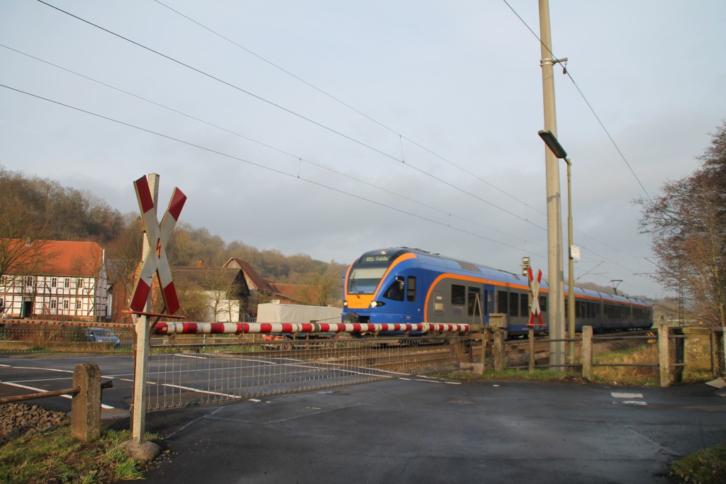 Ein FLIRT der CANTUS überquert den Bahnübergang des Posten 149 in Unterhaun, aufgenommen am 19.12.2015.