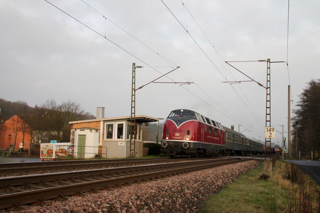 V 200 007 überquert den Bahnübergang des Posten 149 in Unterhaun, aufgenommen am 19.12.2015.