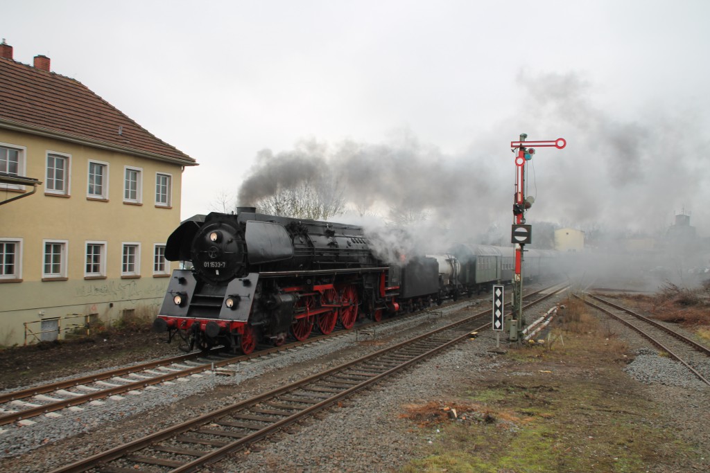 01 1533 fährt mit ihrem Sonderzug nach Alsfeld in den Bahnhof Grünberg ein, aufgenommen am 05.12.2015.