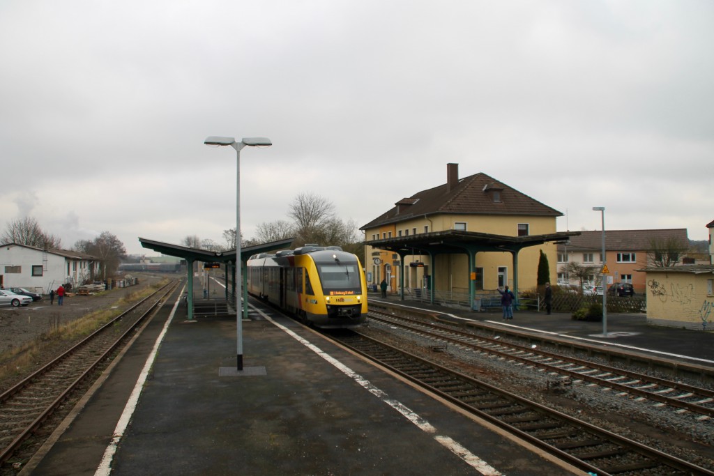 Ein LINT der HLB wartet im Bahnhof Grünberg auf Ausfahrt, aufgenommen am 05.12-2015.