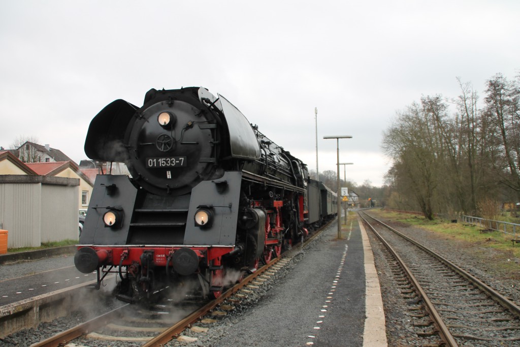 Im Bahnhof Nieder-Ohmen steht 01 1533 mit ihrem Sonderzug und wartet auf den Gegenzug, aufgenommen am 05.12.2015.