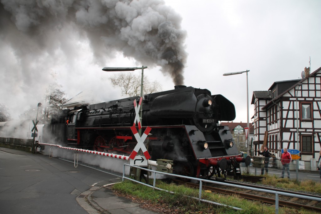 01 1533 überquert den Bahnübergang in Nieder-Ohmen, aufgenommen am 05.12.2015.