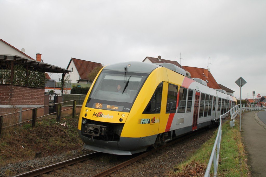 Ein LINT der HLB durchquert Nieder-Ohmen, aufgenommen am 05.12.2015.