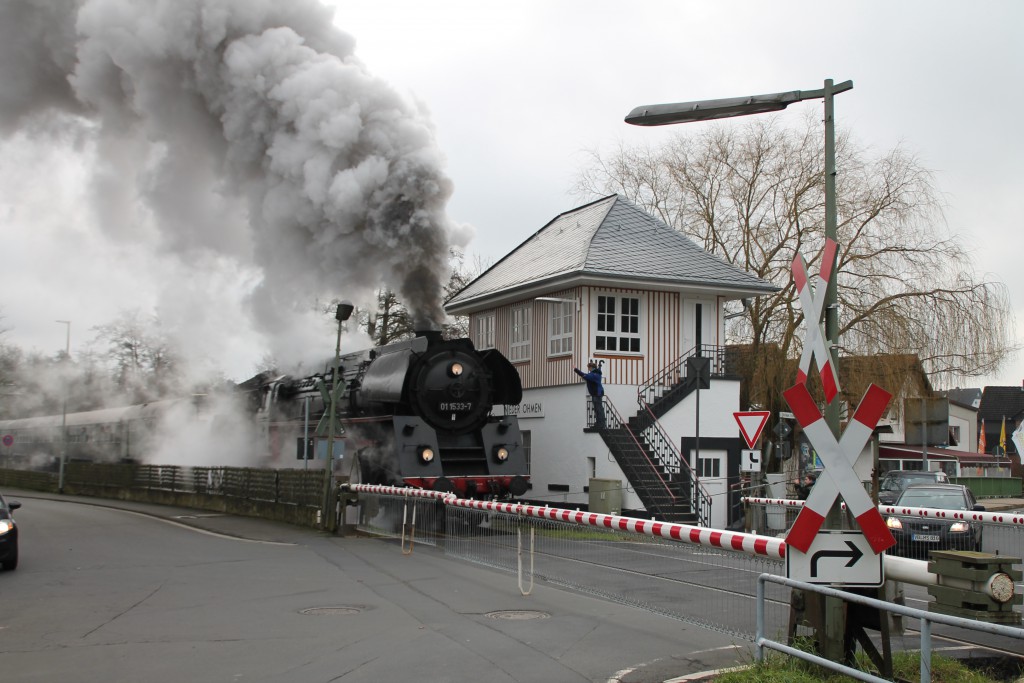 01 1533 verlässt den Bahnhof Nieder-Ohmen, aufgenommen am 05.12.2015.