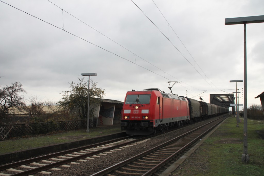 185 393 durchquert den stillgelegten Haltepunkt Worms-Brücke am 21.11.2015.