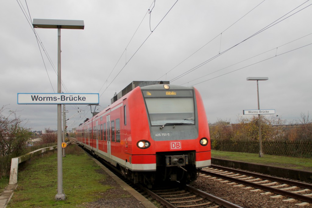 425 251 durchfährt den stillgelegten Haltepunkt Worms-Brücke, aufgenommen am 21.11.2015.