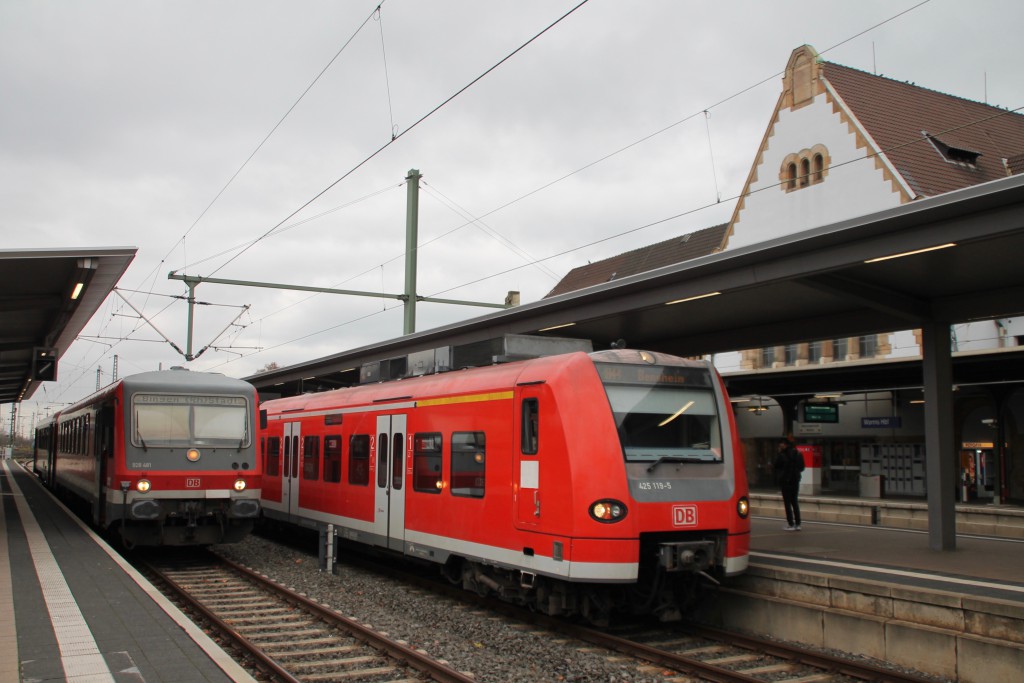 Bis zur Abfahrt sind es noch ein paar Minuten, derweilen warten 628 481 und 425 119 im Bahnhof Worms noch auf Fahrgäste, aufgenommen am 21.11.2015.