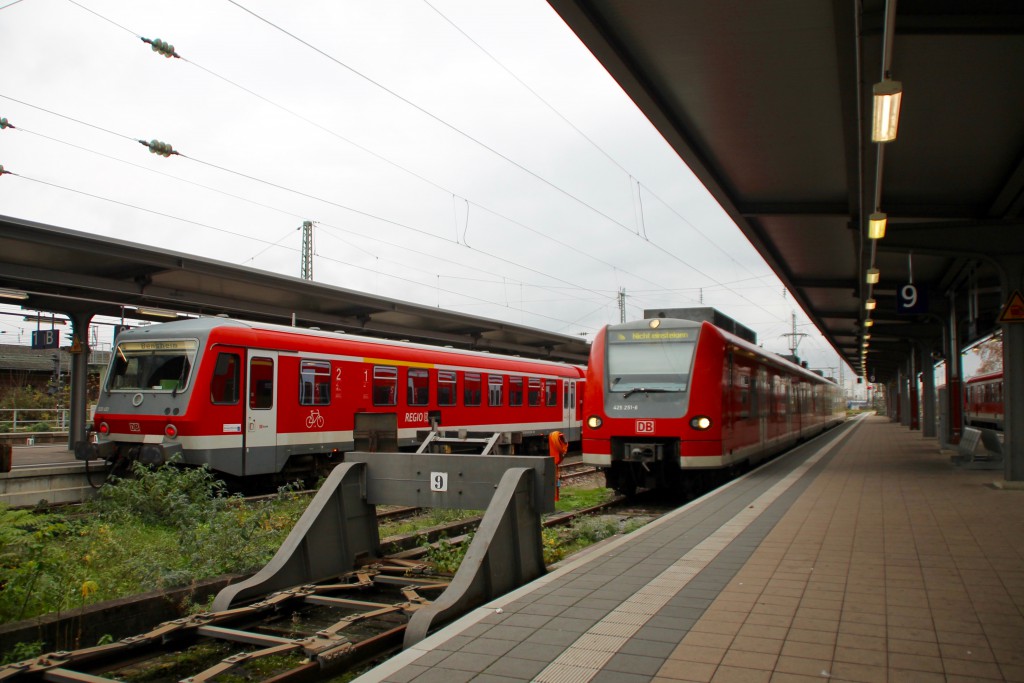 Im Bahnhof Worms warten 628 493 und 425 251 noch auf Fahrgäste, aufgenommen am 21.11.2015.