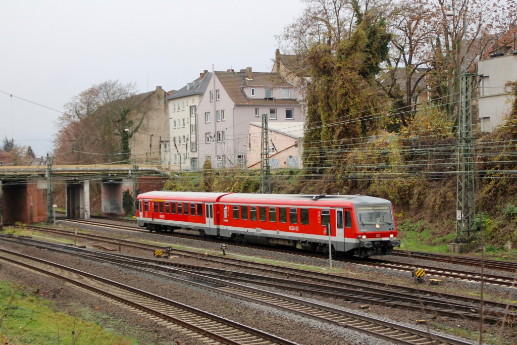 Aus Richtung Monheim fuhr am 21.11.2015 628 561 in den Bahnhof Worms ein.