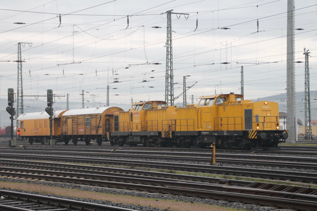 293 009 und eine weitere 293 rangieren am 11.01.2016 durch den Bahnhof Bebra.