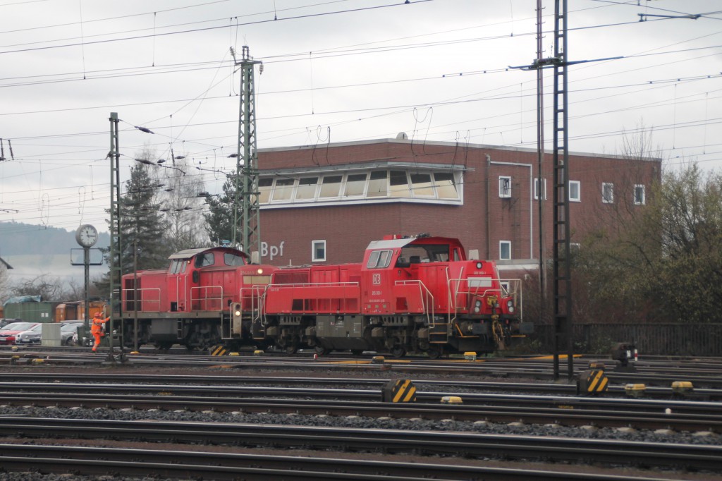 294 643 und 265 009 rangieren am Stellwerk in Bebra vorbei, aufgenommen am 11.01.2016.