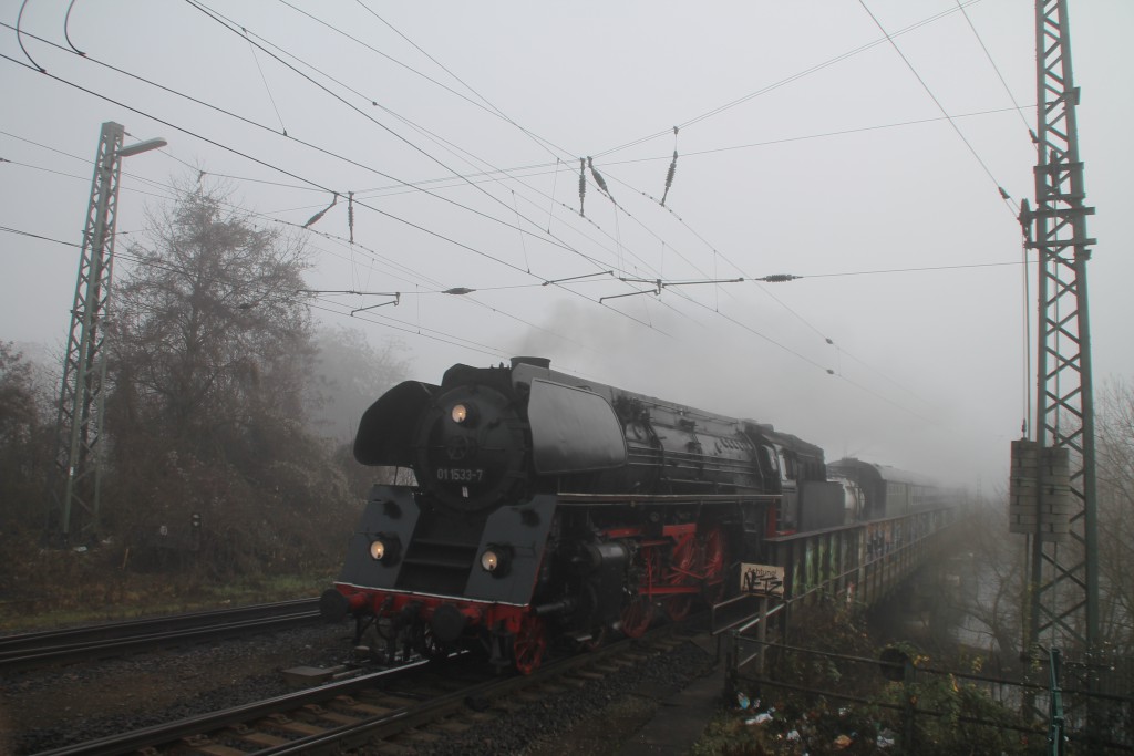 01 1533 überquert am morgen des 27.12.2015 die Lehnbrücke in Wetzlar.