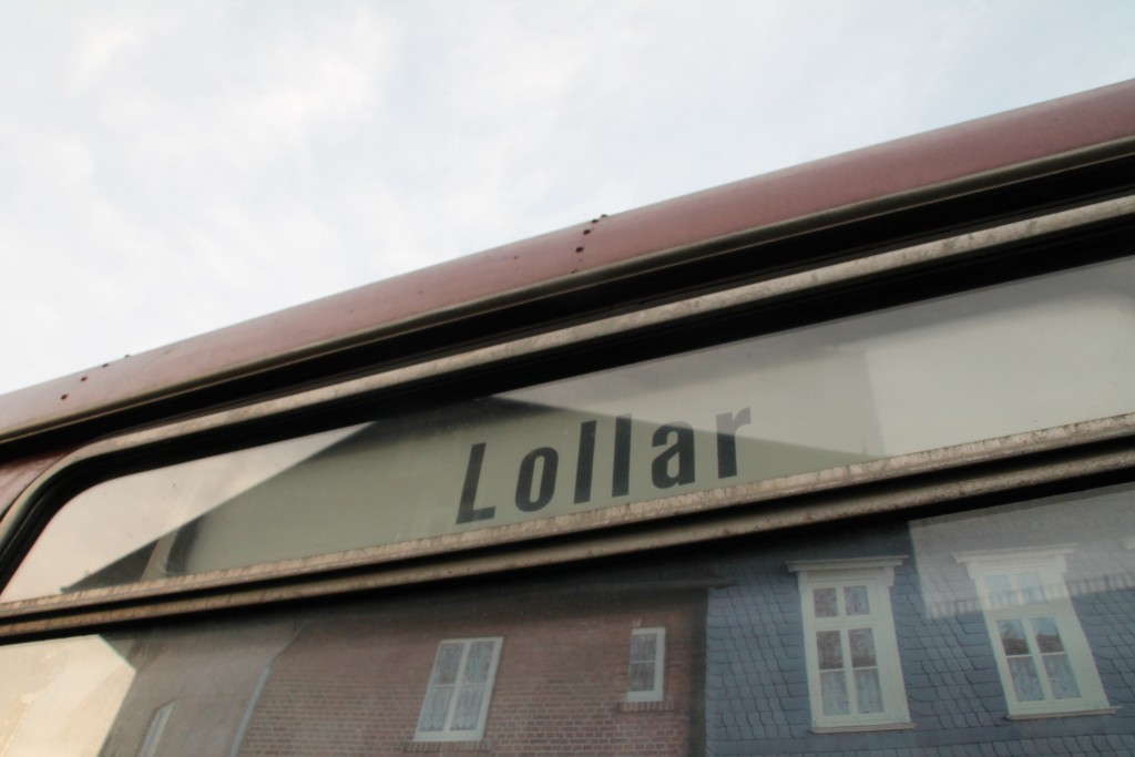 998 850 hat ein Ziel: Lollar, aufgenommen am 27.12.2015 im Bahnhof Kinzenbach.