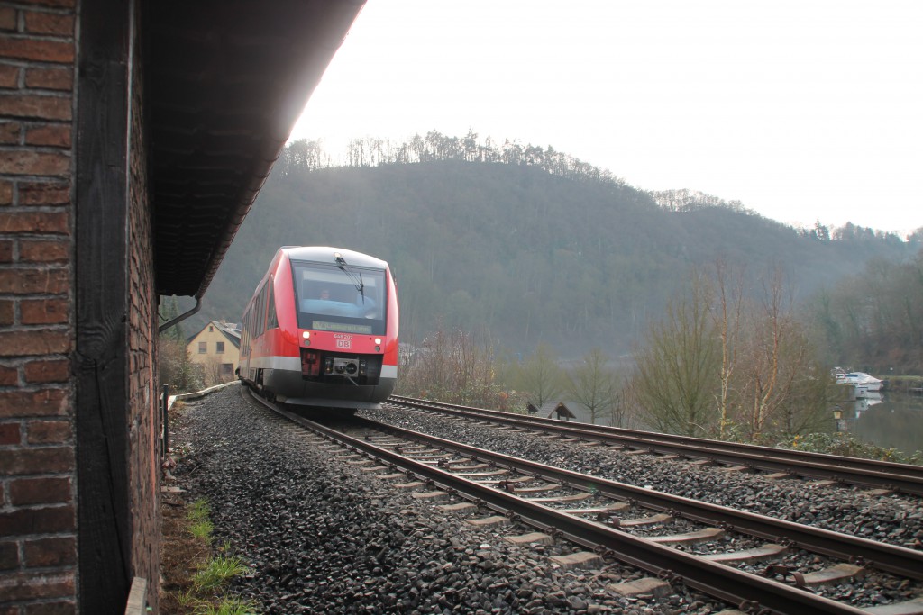 648 207 erreicht in Kürze Balduinstein auf der Lahntalbahn, aufgenommen am 27.12.2015.