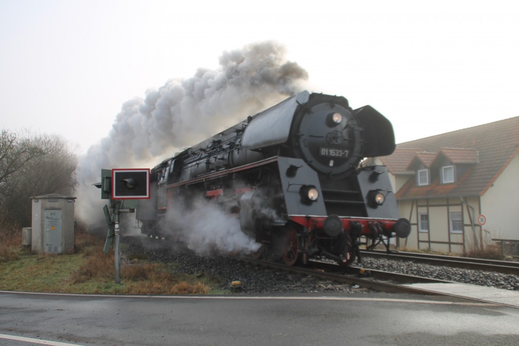 01 1533 überquert einen Bahnübergang in Biskischen auf der Lahntalbahn, aufgenommen am 27.12.2015.