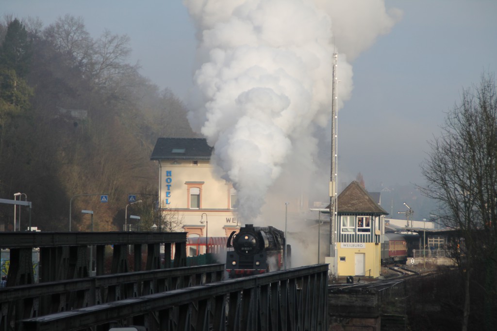 01 1533 verlässt den Bahnhof Weilburg, aufgenommen am 27.12.2015.