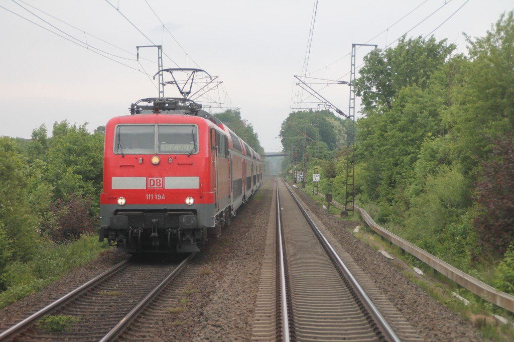 111 194 mit ihrem Regionalexpress nach Frankfurt, aufgenommen am 25.05.2015 bei Lollar.