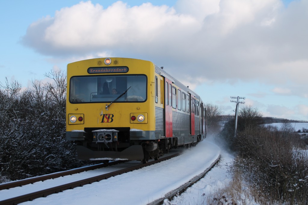 Ein VT2E der HLB kurz vor Grävenwiesbach im Schnee, aufgenommen am 17.01.2016.