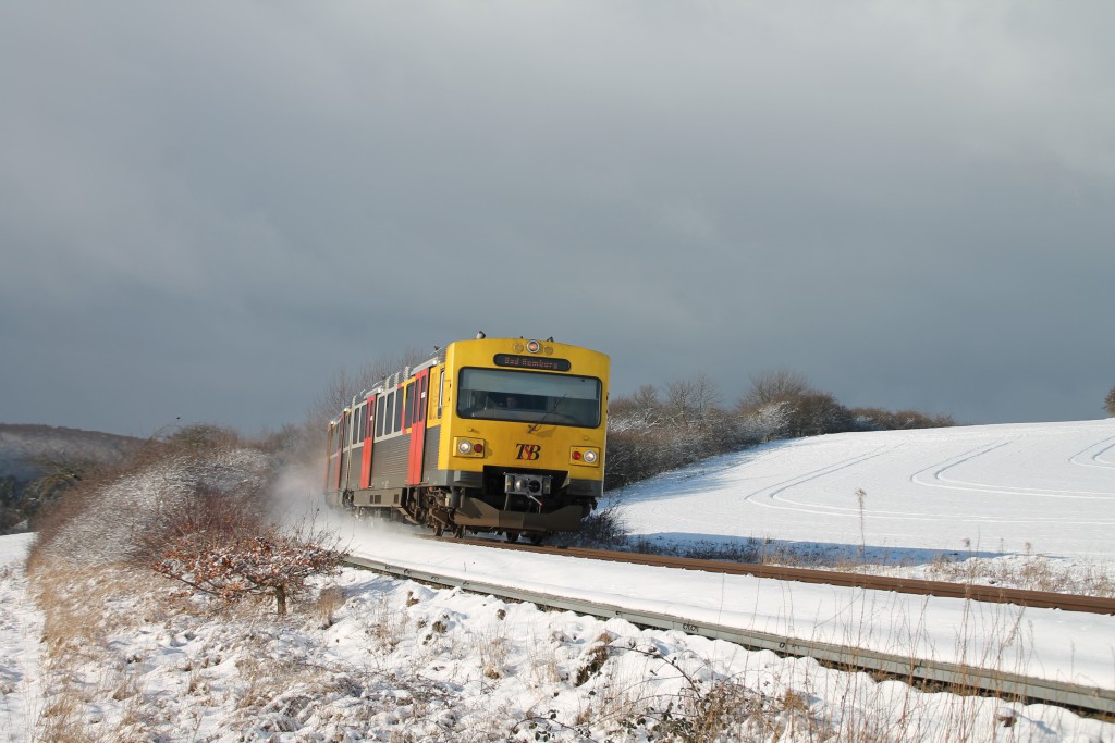 Ein VT2E der HLB verlässt Grävenwiesbach durch den Schnee, aufgenommen am 17.01.2016.