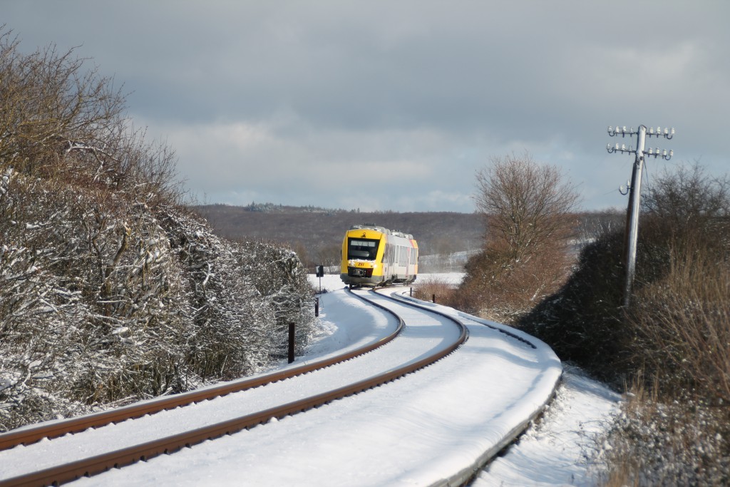 Ein LINT der HLB schlängelt sich nach Grävenwiesbach, aufgenommen am 17.01.2016.