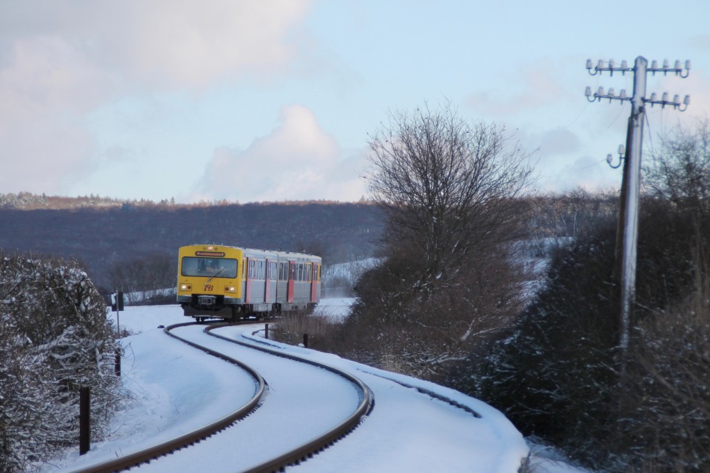 Ein VT2E der HLB schlängelt sich nach Grävenwiesbach, aufgenommen am 17.01.2016.