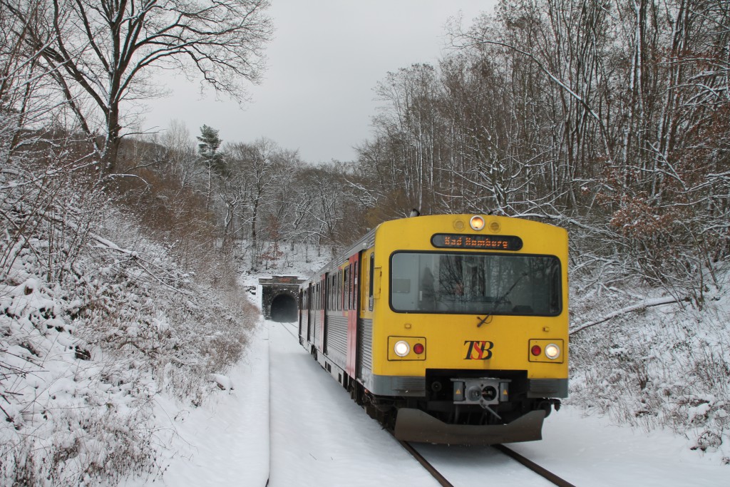 EIN VT2E der HLB verließ soeben den Hasselborner Tunnel, aufgenommen am 17.01.2016.