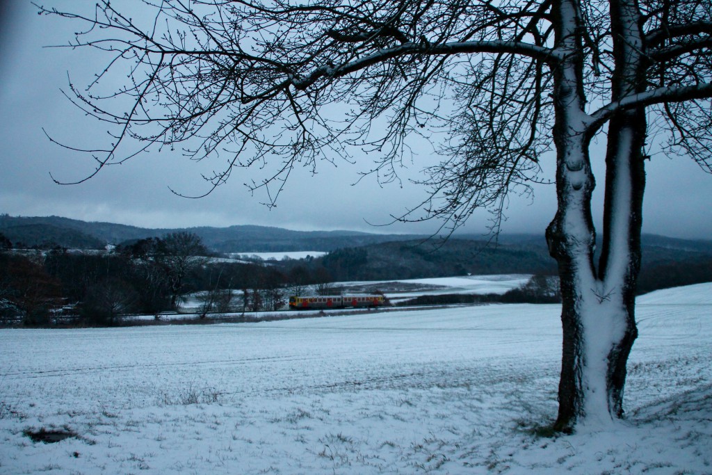 Ein VT2E der HLB verlässt Grävenwiesbach in Richtung Brandoberndorf, aufgenommen am 16.01.2016.