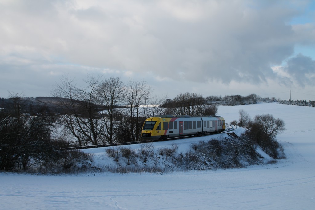 Zwischen Grävenwiesbach und Hundstadt überquert ein LINT der HLB den Bahndamm, aufgenommen am 17.01.2016.