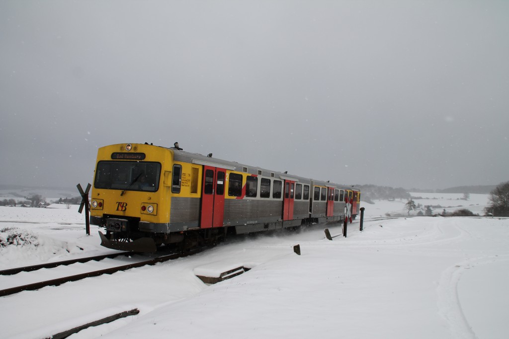 Ein VT2E der HLB überquert einen unbeschrankten Bahnübergang bei Hundstadt auf der Taunusbahn, aufgenommen am 17.01.2016.