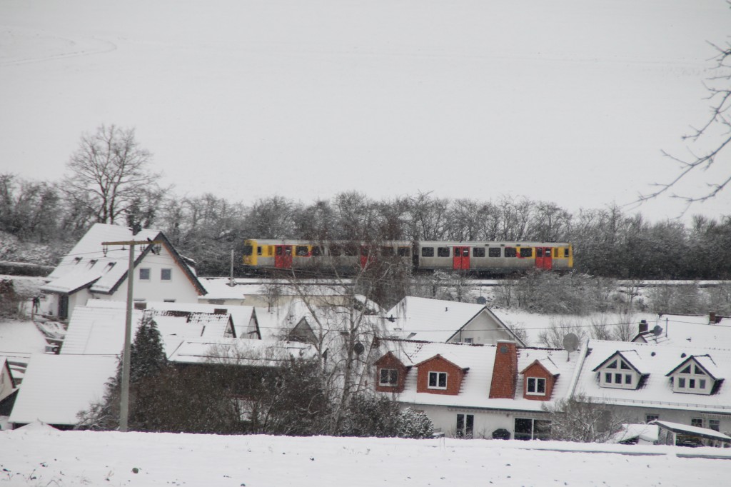 EIN VT2E der HLB durchquert das verschneite Hundstadt, aufgenommen am 17.01.2016.