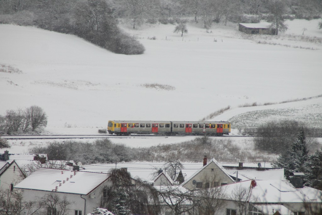 Über den Dächern von Hundstadt durchquert ein VT2E der HLB die Landschaft, aufgenommen am 17.01.2016.