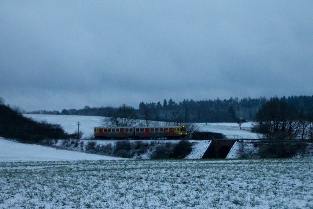 Ein VT2E der Hab überquert den Damm zwischen Hundstadt und Grävenwiesbach, aufgenommen am 16.01.2016.