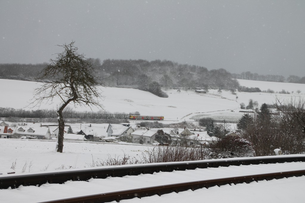 Ein VT2E der HLB durchfährt die Hundstädter Kurve auf der Taunusbahn, aufgenommen am 17.01.2016.