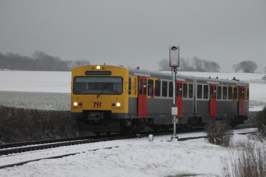 Ein VT2E der HLB an einem verschneiten Überwachungssignal bei Hundstadt, aufgenommen am 16.01.2016.