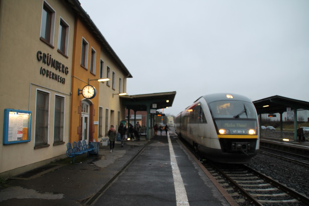 Ein Desiro der HLB hält am 11.01.2016 im Bahnhof Grünberg.