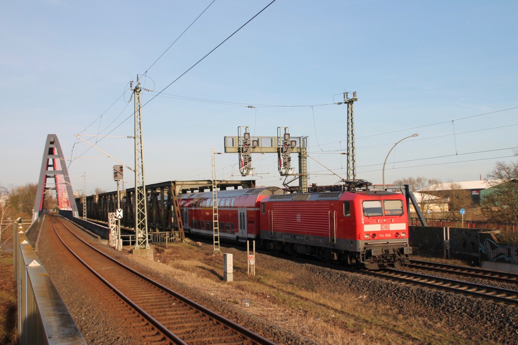 114 034 mit ihrem Regionalexpress nach Frankfurt in Hanau Steinheim, aufgenommen am 06.02.2016.