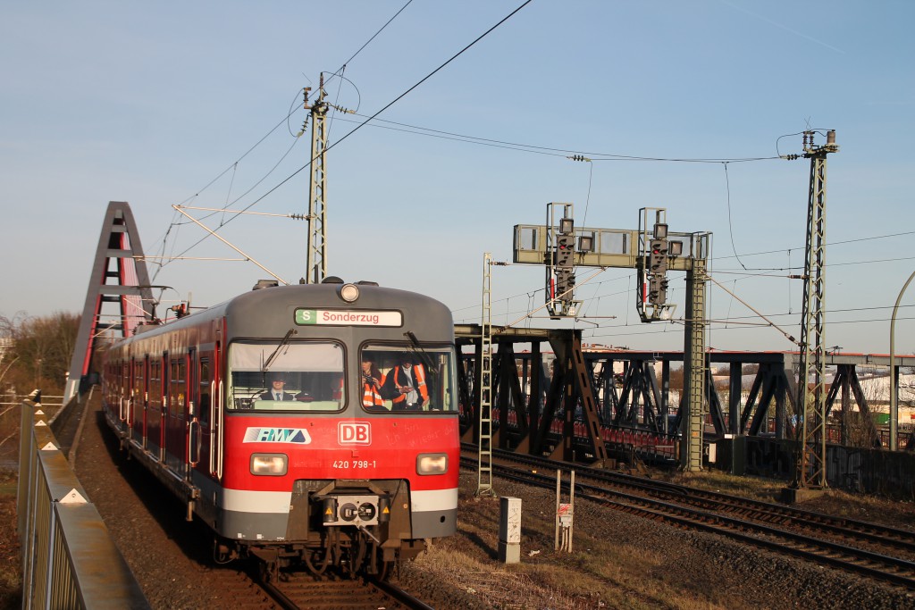 420 298 bei der Einfahrt am Haltepunkt Hanau-Steinheim, aufgenommen am 06.02.2016.