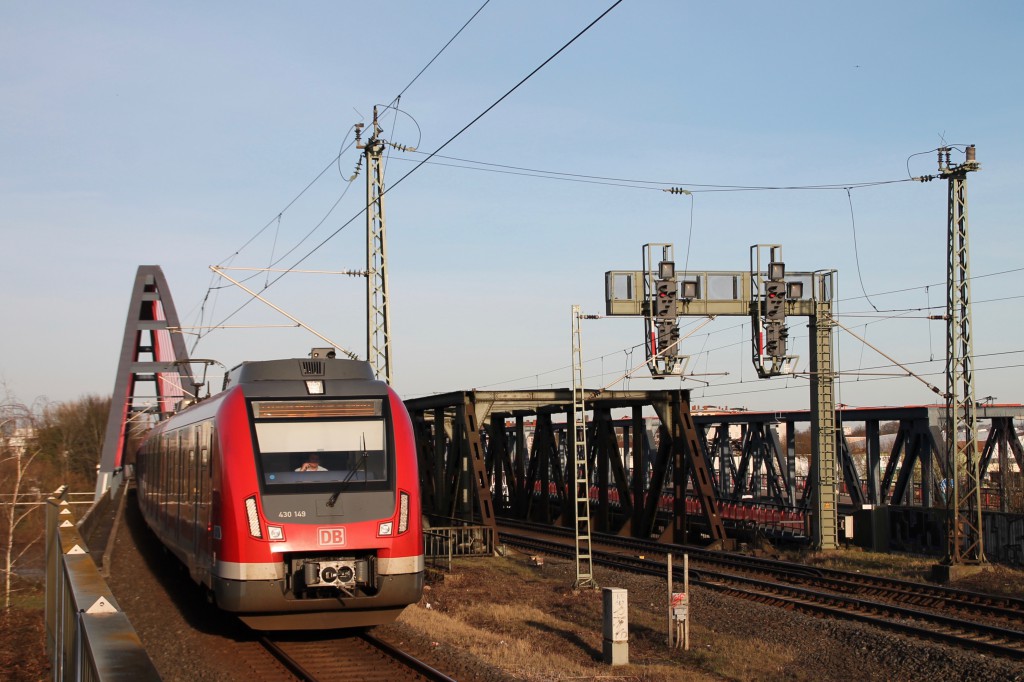 430 149 bei der Einfahrt am Haltepunkt Hanau-Steinheim, aufgenommen am 06.02.2016.