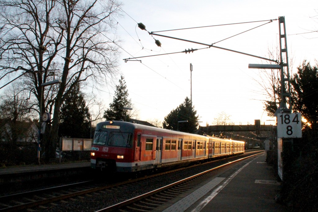 420 298 kommt aus der Abendsonne in Bad Vilbel Süd, aufgenommen am 06.02.2016.