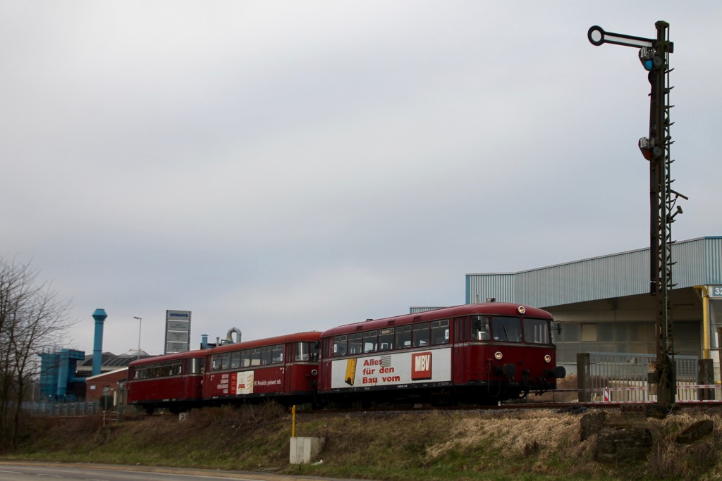 798 818, 998 880 und 998 250 warten vor dem Einfahrsignal von Siershahn, aufgenommen am 13.03.2016.