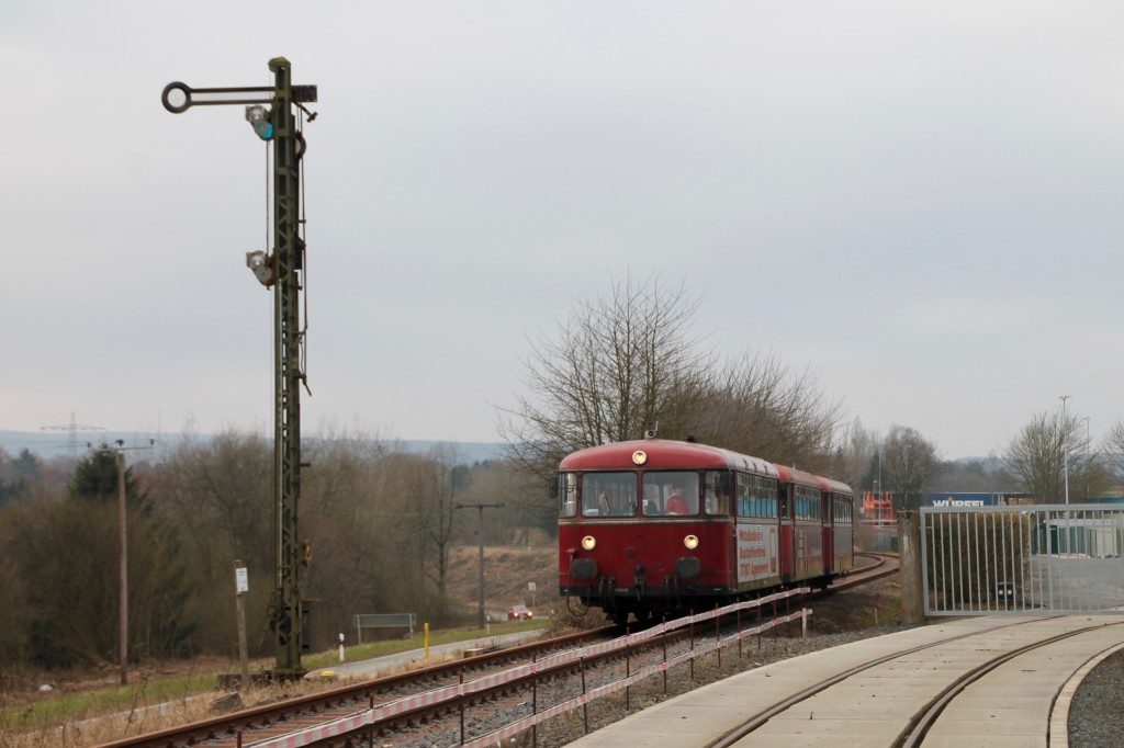 798 818, 998 880 und 998 250 am Einfahrsignal von Siershahn, aufgenommen am 13.03.2016.