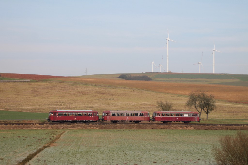 996 677, 996 310 und 798 829 passieren die Windräder bei Ernsthaften auf der Burgwaldbahn, aufgenommen am 28.02.2016