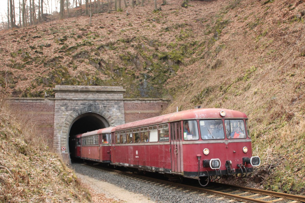 996 677 verlässt zusammen mit 996 310 und 798 829 den Großen Ittertunnel auf der Burgwaldbahn, aufgenommen am 28.02.2016.