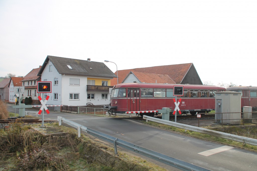 996 677 überquert einen Bahnübergang in Niederwetter auf der Burgwaldbahn, aufgenommen am 28.02.2016.