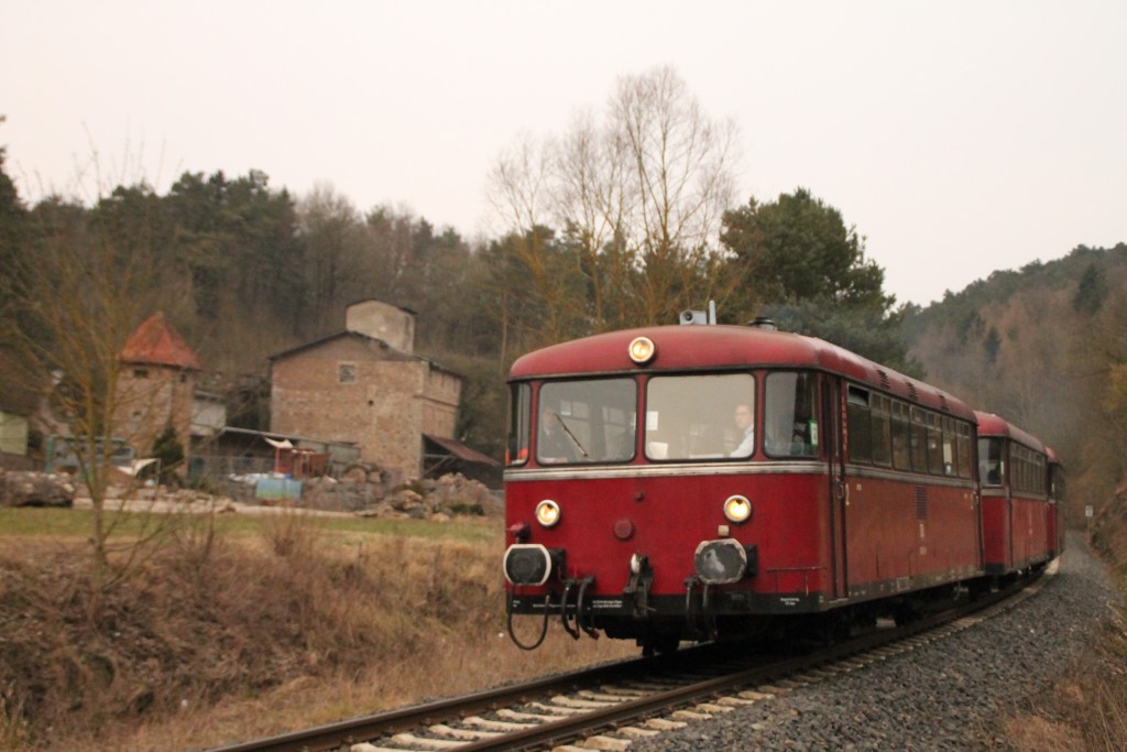 798 829, 996 310 und 996 677 an einem Steinbruch bei Thalitter auf der Burgwaldbahn, aufgenommen am 28.02.2016.